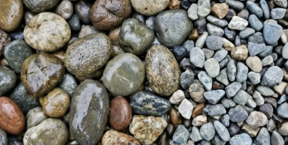 庭にある砂利や小石を活用する